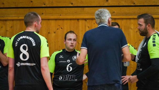 <p>„So schlagen wir Olne“, erklärt Trainer Petr Tandler seinen Mannen.</p>