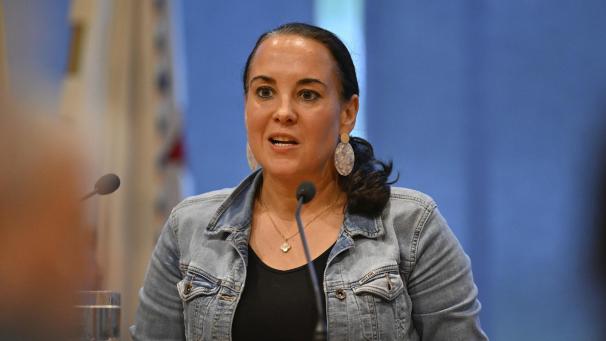 <p>DG-Ministerin Lydia Klinkenberg bezog im Parlament ausführlich Stellung zum „Fall Raxhon“.</p>