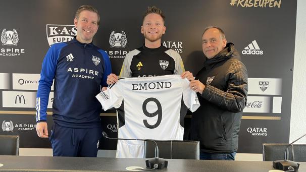 <p>Renaud Emond mit Cheftrainer Florian Kohfeldt und Generaldirektor Christoph Henkel.</p>