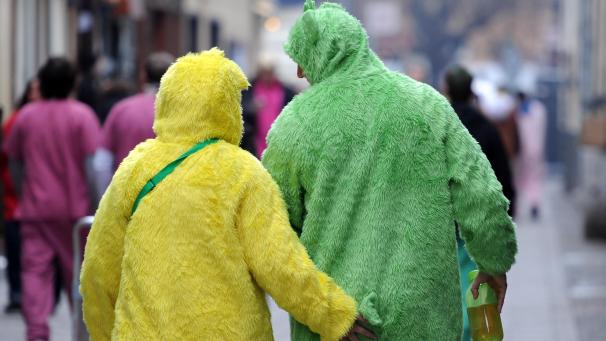 <p>Kommt nach dem Spaß das große Jucken? Verbraucherschützer warnen vor allergieauslösenden Substanzen in Billigkostümen aus Fernost.</p>