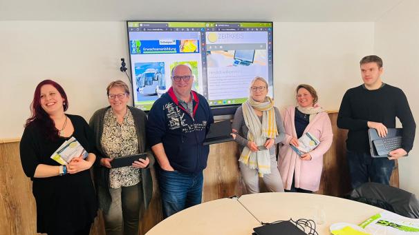 <p>Machen gemeinsame Sache für mehr Medienkompetenz: Lisa Wester-Ripp (Eiche VoG, von links), Gaby Soiron (Präsidentin Eiche), EDV-Kursleiter Jörg Riermeier, Zeitkreis-Geschäftsführerin Sonja Hoffmann, Simone Wilms und Max Rutté.</p>