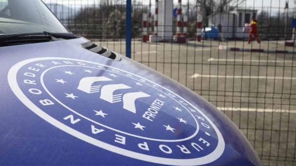 <p>Ein Fahrzeug der europäischen Grenzagentur Frontex steht am rumänisch-ukrainischen Grenzübergang.</p>