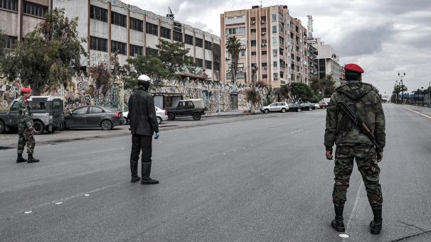 <p>Das von der syrisch-arabischen Nachrichtenagentur (SANA) zur Verfügung gestellte Bild zeigt Sicherheitsbeamte, die auf einer Straße die Ausgangssperre zur Eindämmung einer Ausbreitung des Coronavirus kontrollieren.</p>