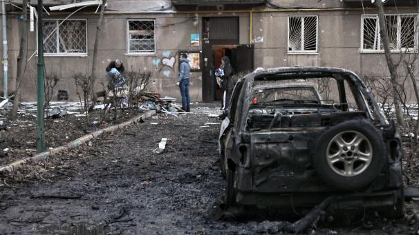 <p>Ein niedergebranntes Auto, dass durch herabfallende Trümmer von abgeschossenen russischen Drohnen in einem der Stadtteile von Odessa beschädigt wurde. Bei dem Angriff in der Nacht zum Mittwoch seien Wohngebäude beschädigt und mindestens drei Menschen verletzt worden, teilte die Militärverwaltung bei Telegram mit.</p>
