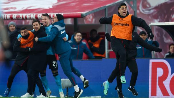 <p>Leverkusens Trainer Xabi Alonso (2.v.l.) jubelt mit den Ersatzspielern über den Treffer von Leverkusens Hincapie zum 2:3.</p>