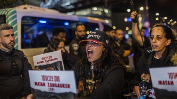 <p>Demonstranten blockieren in Tel Aviv die Straße während einer Demonstration, bei der die sofortige Freilassung aller israelischen Geiseln in Gaza gefordert wird.</p>