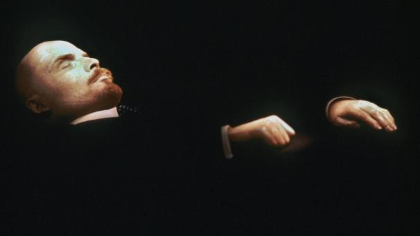 <p>Der einbalsamierte Leichnam des sowjetischen Staatsgründers (Wladimir Iljitsch Uljanow) Lenin liegt im Lenin-Mausoleum am Roten Platz</p>