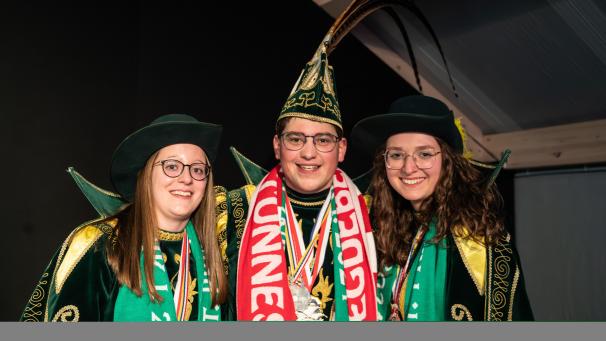 <p>Dominik I. ist der neue Karnevalsprinz in Oudler. An seiner Seite weiß er die Pagen Marie Alloo (l.) und Katja George (r.).</p>