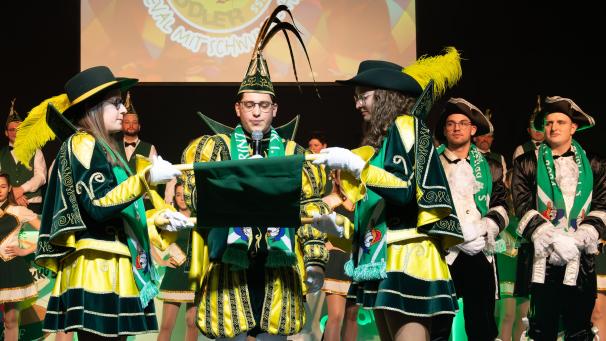 <p>Dominik I. herrscht fortan im Ulftal. An seiner Seite befinden sich Katja George (r.) und Marie Alloo (l.).</p>