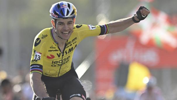 <p>Wout van Aert bejubelt seinen ersten Platz.</p>