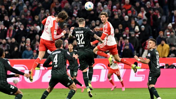 <p>Bayerns Leon Goretzka (links) und Bayerns Thomas Müller (2.v.r.) gehen mit Bremens Marco Friedl (Mitte) zum Kopfball hoch.</p>