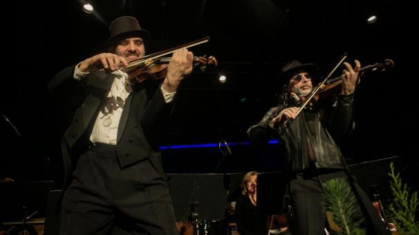 <p>Mathieu Michel und Apolonio Arias geraten mit ihren Geigen in einen clownesken „Streit“.</p>