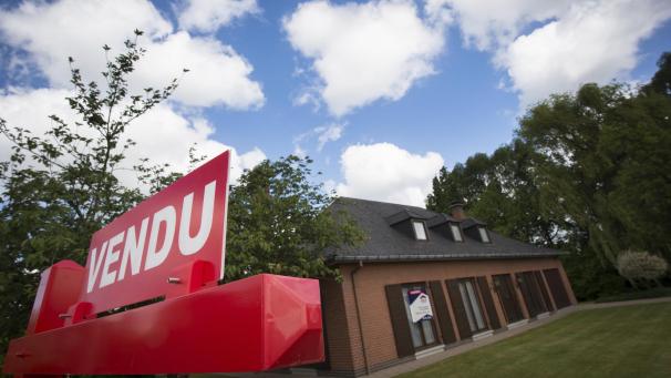 <p>Anfang Dezember hat das wallonische Regionalparlament in Namur einen ermäßigten Satz der Registrierungsgebühren für den Erwerb eines Eigenheims sowie eine allgemeine Senkung der Erbschaftssteuer und Schenkungssteuer gutgeheißen. Phase 1 der Reform ist zum 1. Januar 2025 in Kraft getreten, Phase 2 folgt dann zum 1. Januar 2028. Die Beschlüsse gelten auch für die Einwohner der neun deutschsprachigen Gemeinden.</p>