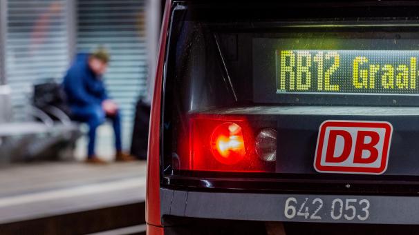 <p>Reisende warten in Rostock auf einem der Bahnsteige im Hauptbahnhof auf ihren Zug.</p>