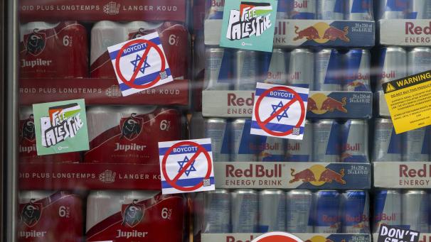 <p>Boykott-Aufkleber auf der Vitrine eines Carrefour-Supermarktes in Brüssel</p>