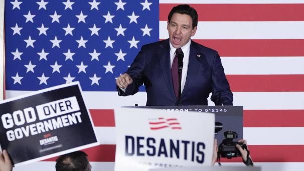 <p>Ron DeSantis spricht während einer Caucus-Nachtparty in Iowa zu seinen Anhängern.</p>