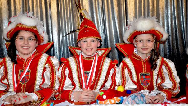 <p>Am Sonntagnachmittag wurde der Büllinger Kinderprinz Leon I. in Rocherath proklamiert. Zur Seite stehen ihm die Pagen Mona (l.) und Emmelie (r.).</p>