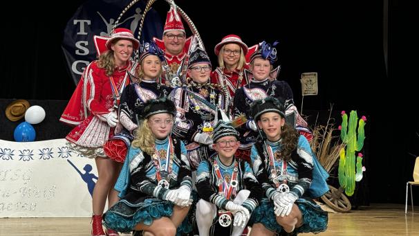 <p>Mit Ex-Prinz Leon I. (vorne) und seinen beiden Pagen Sofia (vorne rechts) und Paige (vorne links) steht gute Unterstützung bereit.</p>