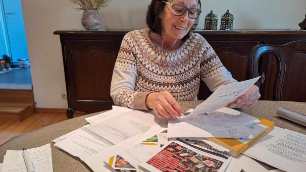 <p>„Meine Zettelwirtschaft“ nennt Claudine Schröder das Material, mit dem sie für ihren Krimi recherchiert hat. Hinzu kommen persönliche Erinnerungen.</p>