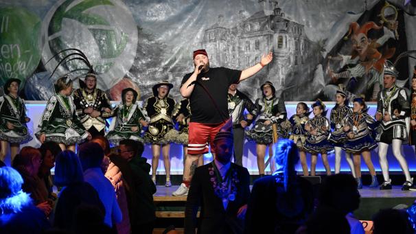 <p>Mike Nüchtern sorgte mit seinen Liedern für beste Stimmung im Saal.</p>