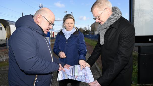 <p>Eupens Mobilitässchöffe Michael Scholl, Bürgermeisterin Claudia Niessen und Georges Gilkinet (v.l.) werfen einen Blick auf die Ausbaupläne.</p>