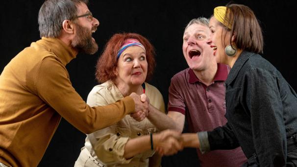 <p>Im Mittelpunkt der Komödie stehen zwei benachbarte Ehepaare.</p>