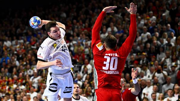 <p>Christoph Steinert (links) steigt zum Wurf gegen Ungarns Zoltan Szita hoch.</p>