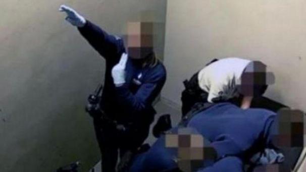 <p>Auf diesem Screenshot ist zu sehen, wie die Beamtin in der Zelle den Hitlergruß macht.</p>