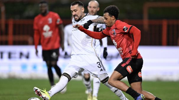 <p>Die AS Eupen (hier Jason Davidson im Duell mit Ilay Camara) muss ihre knappe Führung über die Zeit retten.</p>