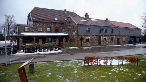 <p>Das Hotel verfügt über zwölf Zimmer. In Kürze wird der Betrieb wieder aufgenommen. Außerdem wird in der früheren Bäckerei eine Frittenbude eröffnet.</p>