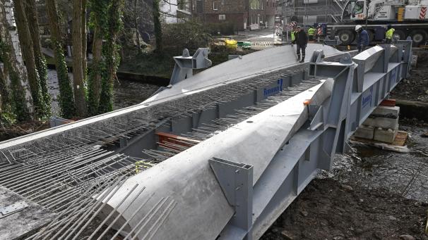 <p>Zwei Brückenträger für die Flussquerung zwischen Haagen- und Weserstraße sind gestern montiert worden. 30 Tonnen pro Ladung brachten die Schwertransporter: Zehn für die Brückenelemente, 20 für die Mulden.</p>