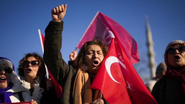 <p>Menschen protestieren gegen den Beitritt Schwedens in die NATO.</p>