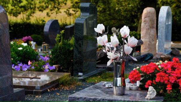 <p>graves-3683272_1280 (1)</p>