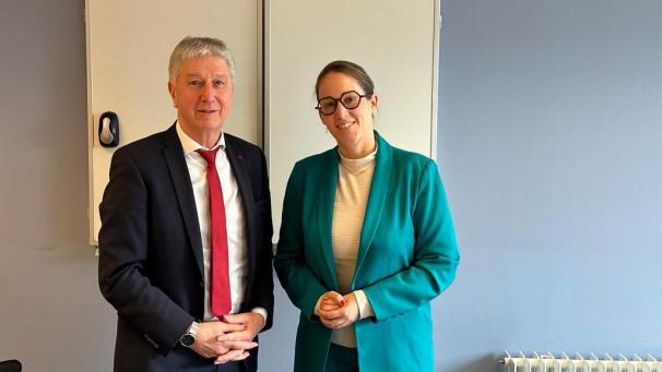 <p>Friedhelm Wirtz und Staatssekretärin Nicole de Moor trafen sich in dieser Woche am Rande einer Informationsversammlung im Lütticher Raum.</p>