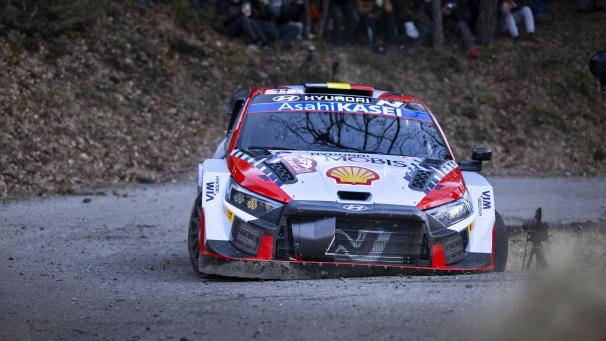 <p>Der Hyundai i20 N R1 Hybrid von Thierry Neuville-Martijn Wydaeghe im neuen Look, hier beim Shakedown.</p>