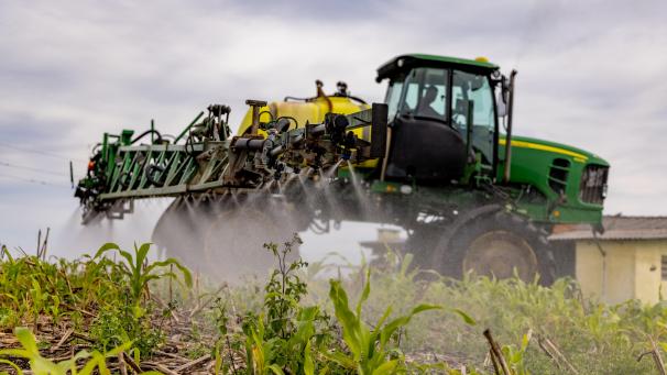 <p>Ein Landwirt besprüht seinen Acker mit Düngemitteln: In den vergangenen Jahrzehnten sind einer Studie zufolge immense Mengen an Stickstoffverbindungen vor allem aus übermäßigem Düngemitteleinsatz in die Umwelt gelangt.</p>