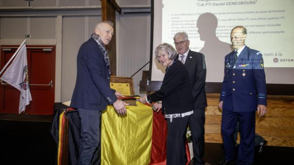 <p>Daniel Neubourg, Maria Bellin und Charles Servaty schneiden das Band durch.</p>