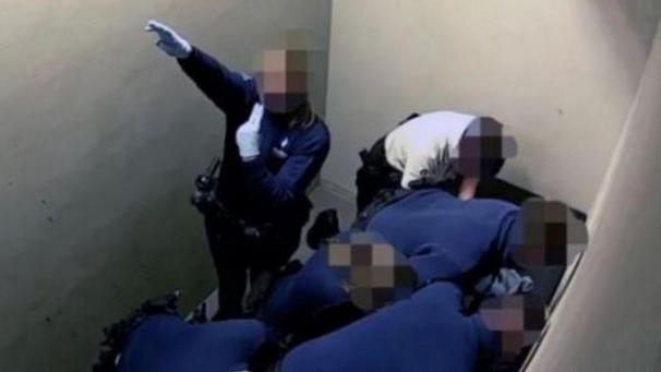 <p>Kamerbilder zeigen die dramatischen Minuten in der Zelle, in der Jozef Chovanec von Polizisten gewaltsam in Schach gehalten wird und eine Beamtin den Hitlergruß macht.</p>