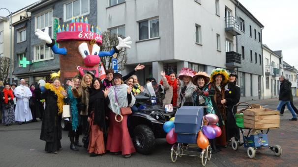 <p>Mit ihrem Wagen werden die Möhnen nicht nur am Donnerstag unterwegs sein, sondern auch am Sonntag am Zug teilnehmen.</p>