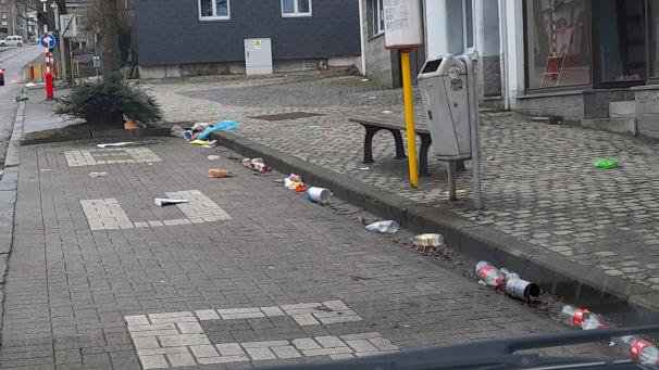 <p>Zerzauster Müllsack und reichlich Plastik am Kaperberg.</p>