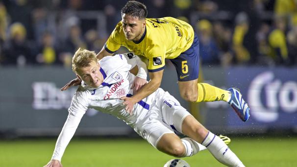 <p>Doppelflug: Unions Kevin Mac Allister bremst Kasper Dolberg unsanft aus und sieht dafür die Rote Karte.</p>