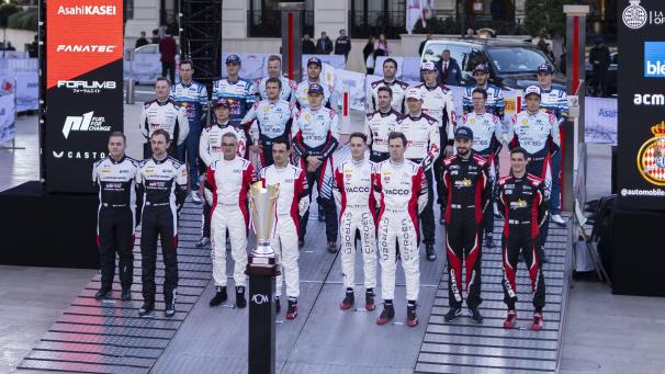 <p>Gruppenfoto zum Saisonstart der WRC in Monte Carlo – mit unter anderem den belgischen Teams Neuville-Wydaeghe (zweite Reihe rechts) und Munster-Louka (letzte Reihe links).</p>