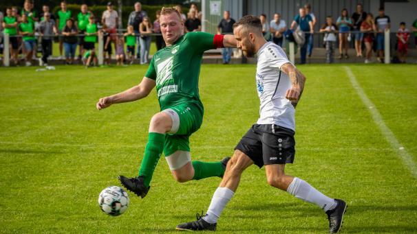 <p>Spektakel im Hinspiel: Lange stand St.Vith um Anthony Rogister (rechts) in Büllingen in Führung, am Ende erreichten Marius Mollers (links) und Co. ein 4:4.</p>