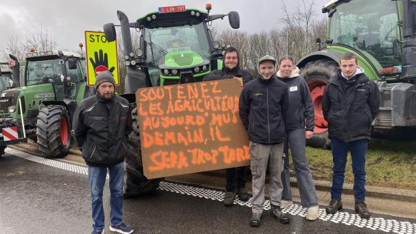 <p>„Unterstützt die Landwirte jetzt, denn morgen ist es zu spät“ ist auf dem Plakat zu lesen, das Landwirte bei ihrem Protest in Battice dabei hatten.</p>