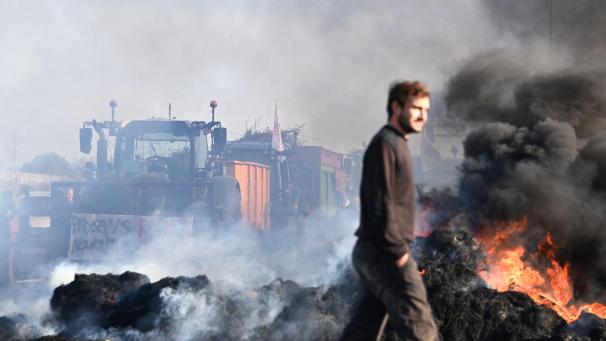 <p>Französische Landwirte verbrennen Strohballen, während sie die Autobahn A9 während einer Demonstration blockieren.</p>