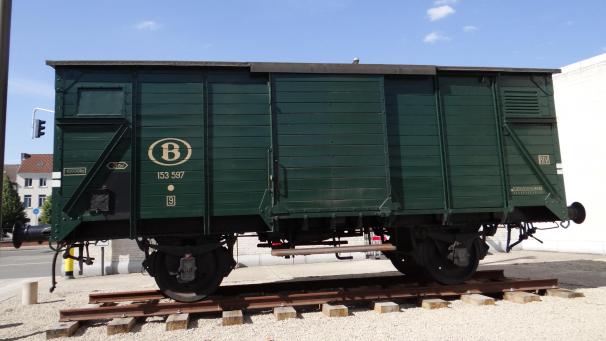 <p>Deportationszug der belgischen Bahn vor der Kaserne Dossin in Mecheln.</p>