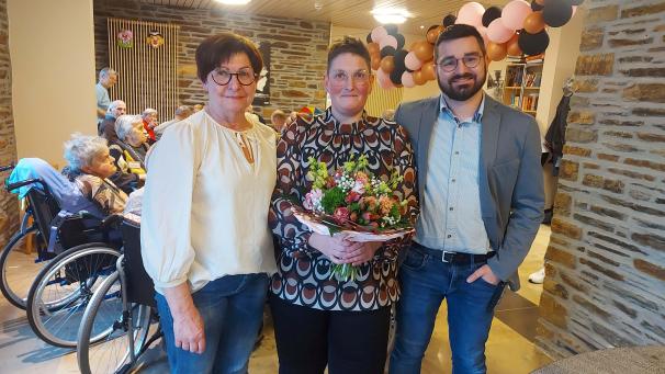 <p>Heimleiter Thomas Creutz (r.) bedankte sich bei Christina Heinen-Hardy (Mitte) für ihren Einsatz und hieß die neue Leiterin der Animationsgruppe, Elisabeth Töller-Schoffers, willkommen.</p>