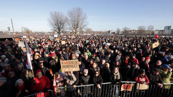 <p>In Düsseldorf gingen knapp Hunderttausend Menschen auf die Straße, um gegen Rechtsextremismus zu demonstrieren.</p>