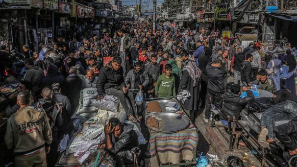 <p>Palästinenser drängen sich auf einem lokalen Straßenmarkt.</p>