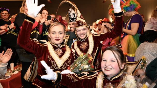 <p>Neuer Narrenherrscher in Raeren: Prinz Marvin I. mit seinen Pagen Mandy (l.) und Laura (r.).</p>